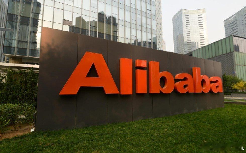 阿里不是突然想做AI，而是被行业逼到了墙角。国内大模型赛道，字节跳动靠...