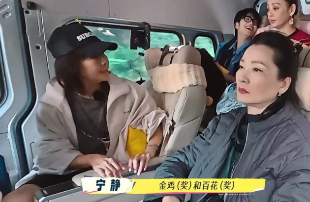 宁静说自己拿过金鸡奖和百花奖，刘嘉玲问宁静：“你拿之前是不是提前就知道了？”宁静