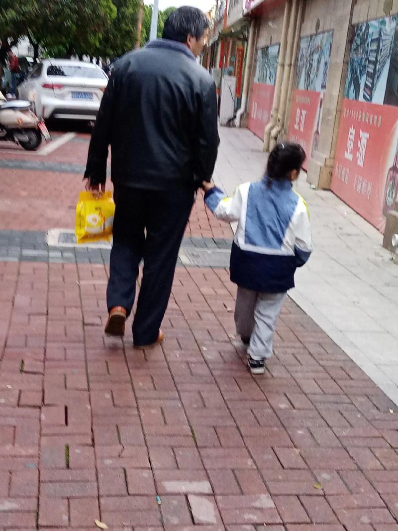 破大防了！外公去接孙女放学，顺手帮她整理了下书包，看见里面有个皱巴巴的纸团，以为