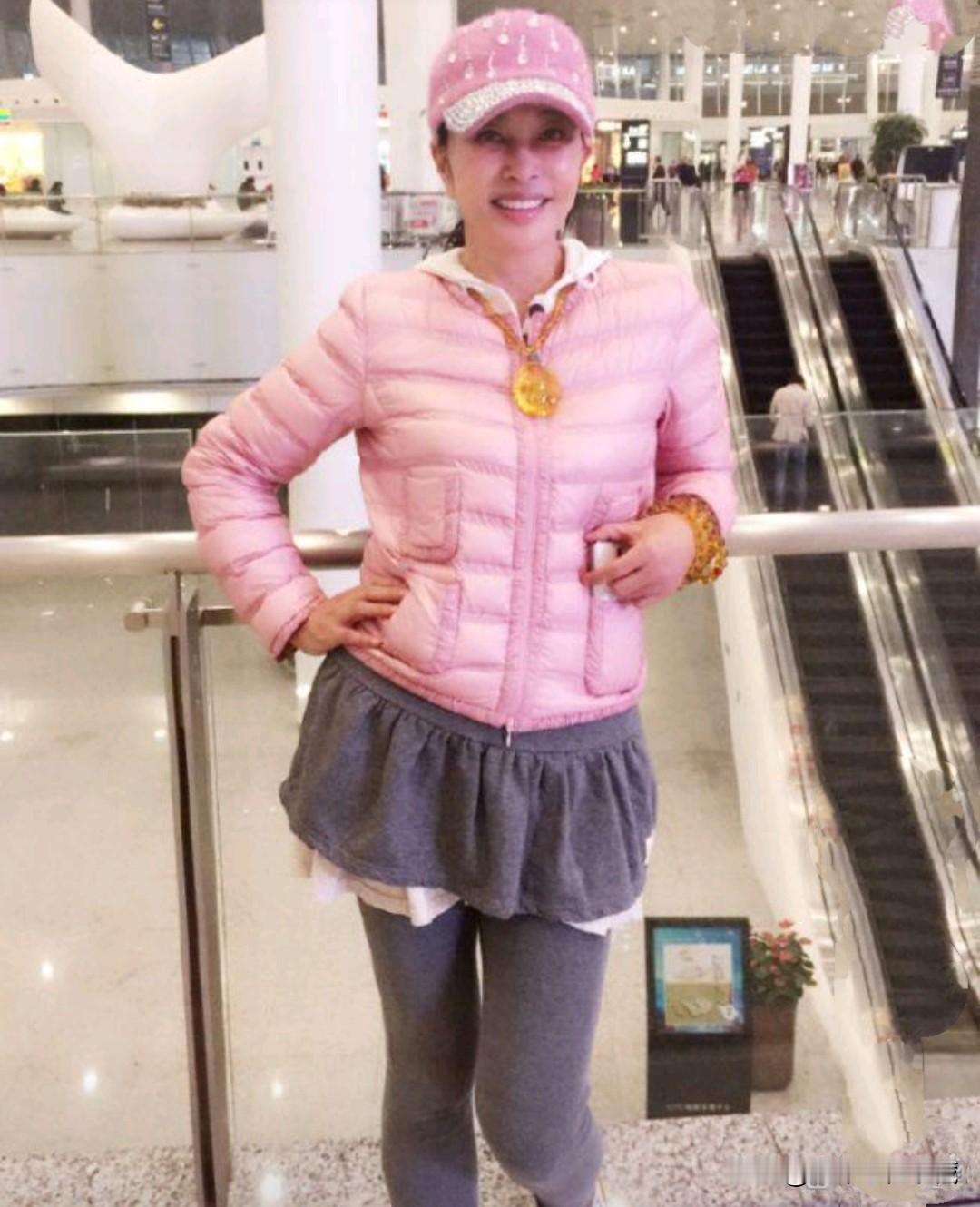 75岁刘晓庆阿姨穿粉色游商场，刘晓庆真的太少女了，一把年纪都敢穿粉丝羽绒服，戴着