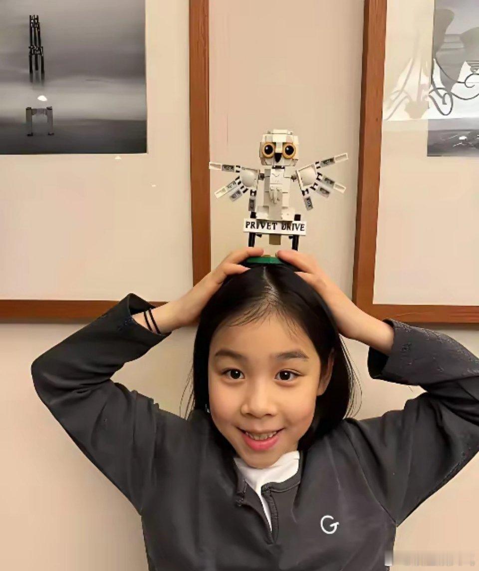 这是巴图的小妹球球，她是宋丹丹的义女，她的父亲是歌手王铮亮，母亲是小提琴演奏家文