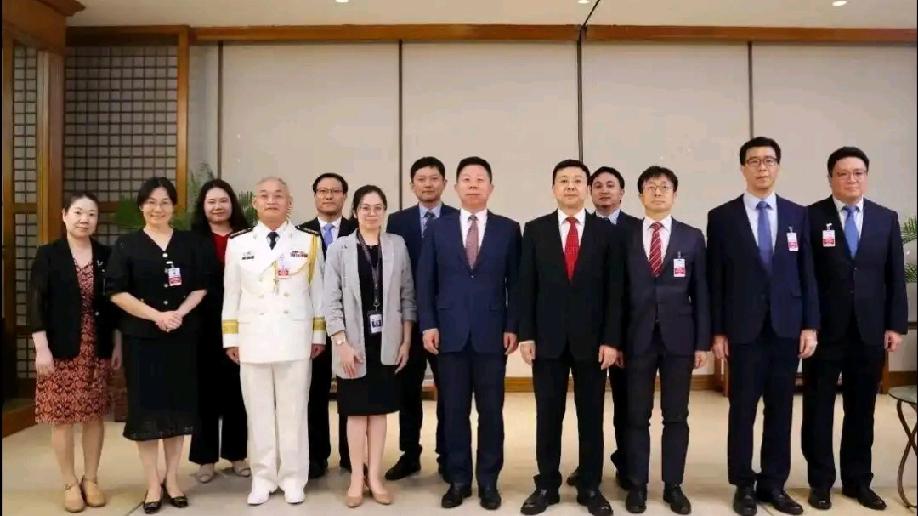 昨天，《菲律宾星报》报道，菲15名参议员签署反华使馆人员决议，参议院拟研究宣布中