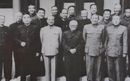 1963年，周总理在中南海会见沈醉等人。一见到沈醉，总理便笑着说：“沈醉啊，你