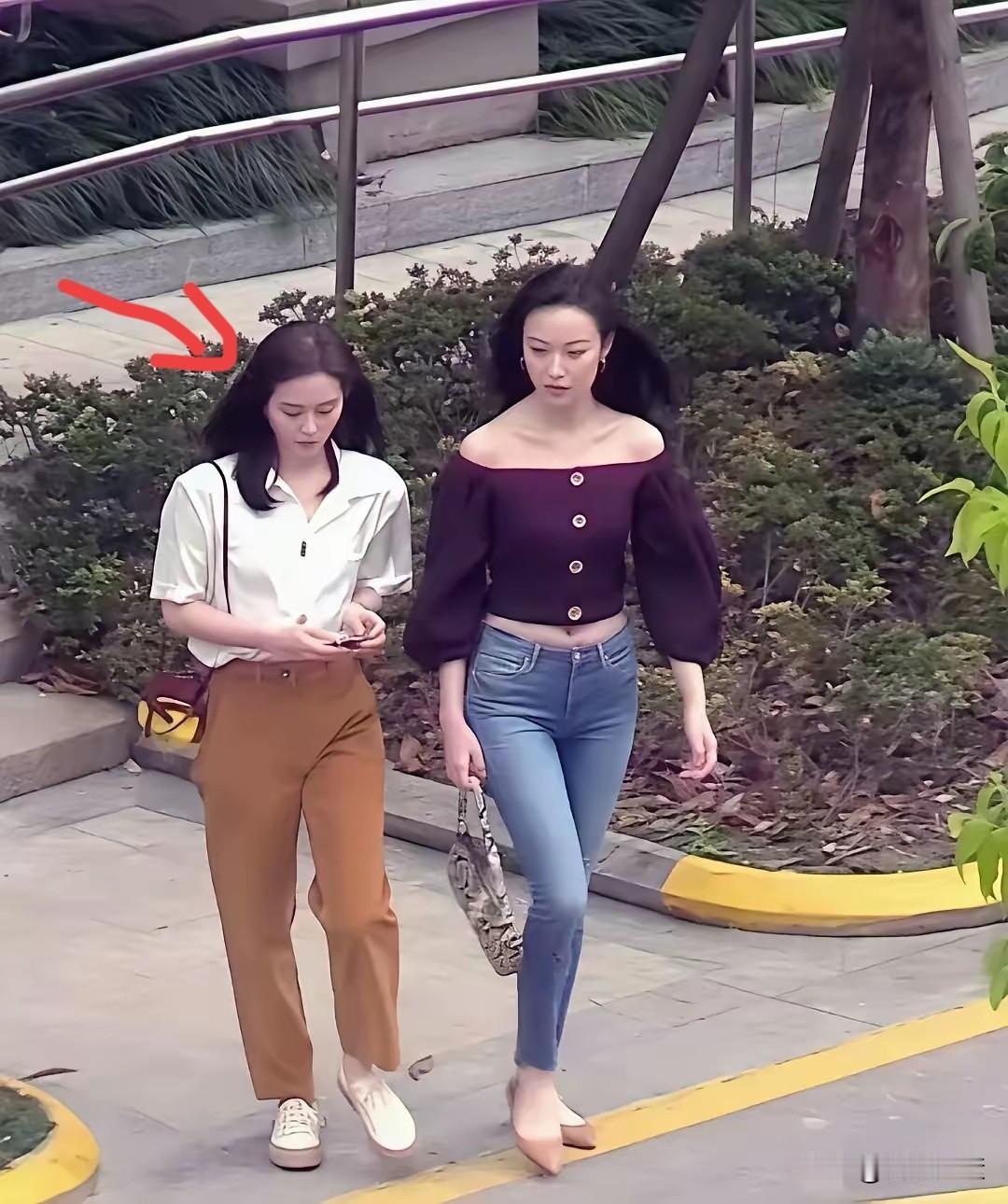 倪妮一袭紧身打扮，身材太劲爆了。她身边的美女也很眼熟，一时想不起名字，据说她