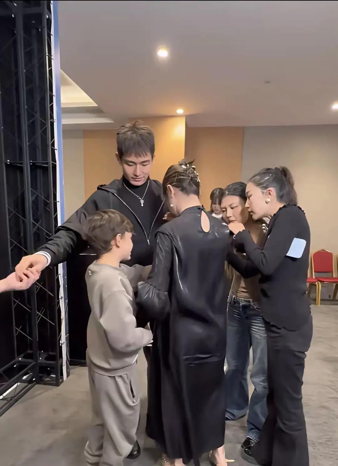 小儿子用身体，把妈妈和新男友隔成两个世界。同一个妈，两个儿子反应天差地别。