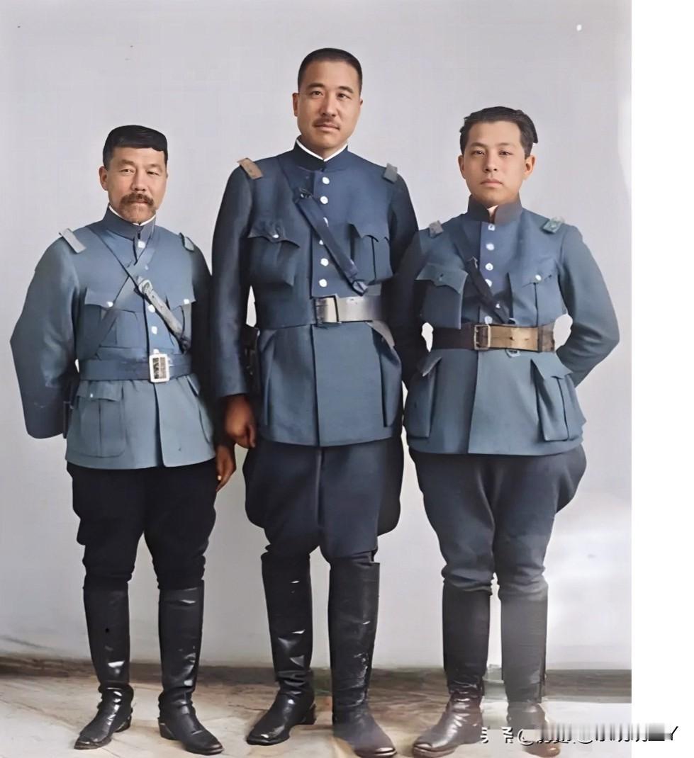 民国美男子张学良，1927年与张宗昌及褚玉璞的戎装老照片。时年26岁，风度翩翩，