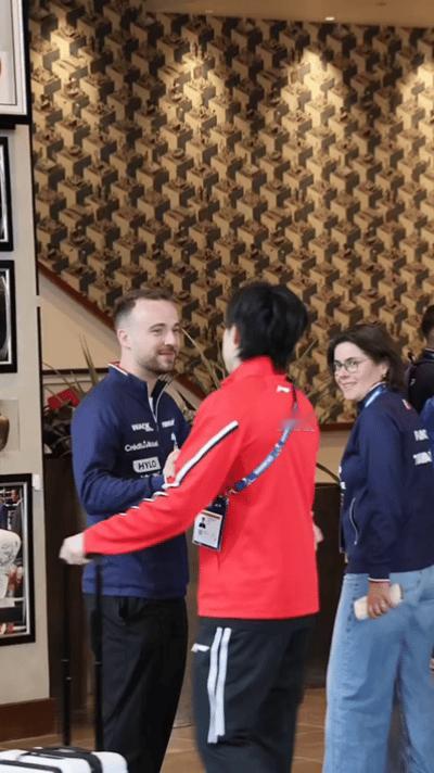 王楚钦下训后的socialtime，碰到了西蒙高茨，两个人握手聊天。伦敦第