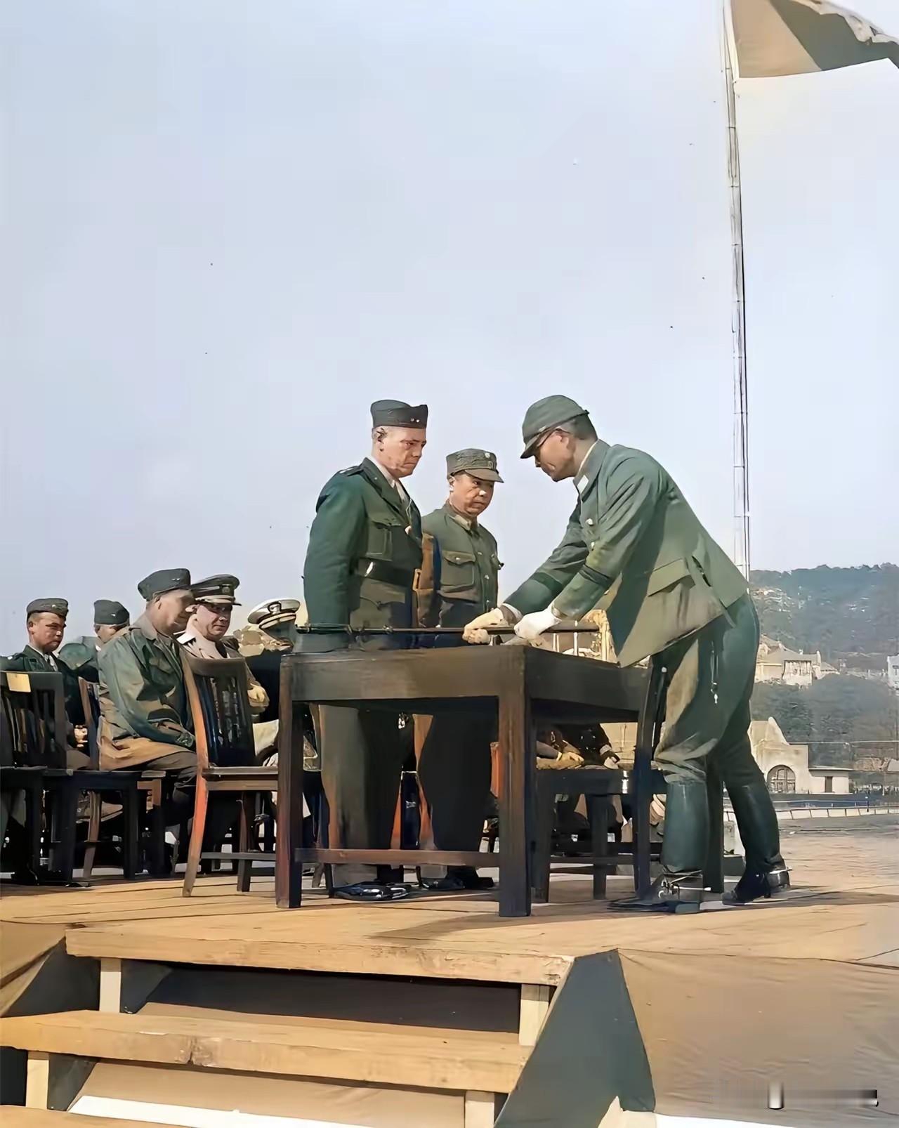 大家仔细看，照片中正在接受日军投降的中国将军就是陈宝仓将军，国人看了真的是太解气