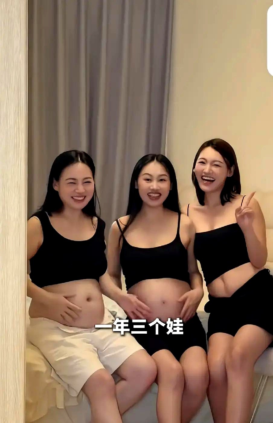 没有保镖开道，也没戴口罩捂得严严实实，王一博就这么在巴黎街头溜达。他双手揣兜，仰着头看天，步子迈得慢