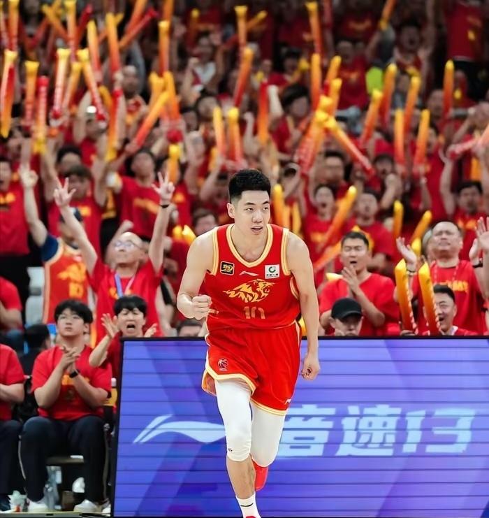 换上国家队皮肤的朱俊龙惹不起！好消息：中国男篮5分险胜荷兰，取得了热身赛的2连