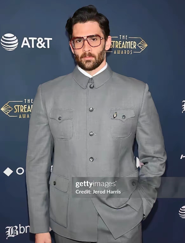 12月9日，美国顶楼网红Hasan在中国买了一身中山装穿着参加全美网路博主颁奖典