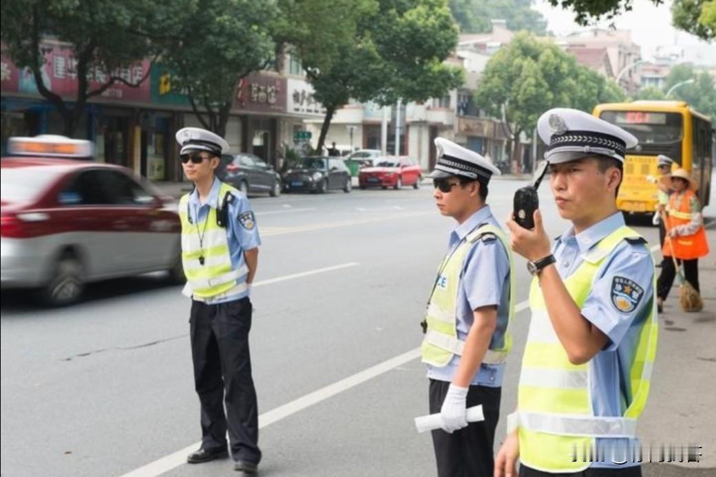 请问：接到报案后辅警能单独出警吗？答案：不能，‌辅警的职责主要是协助民警维护