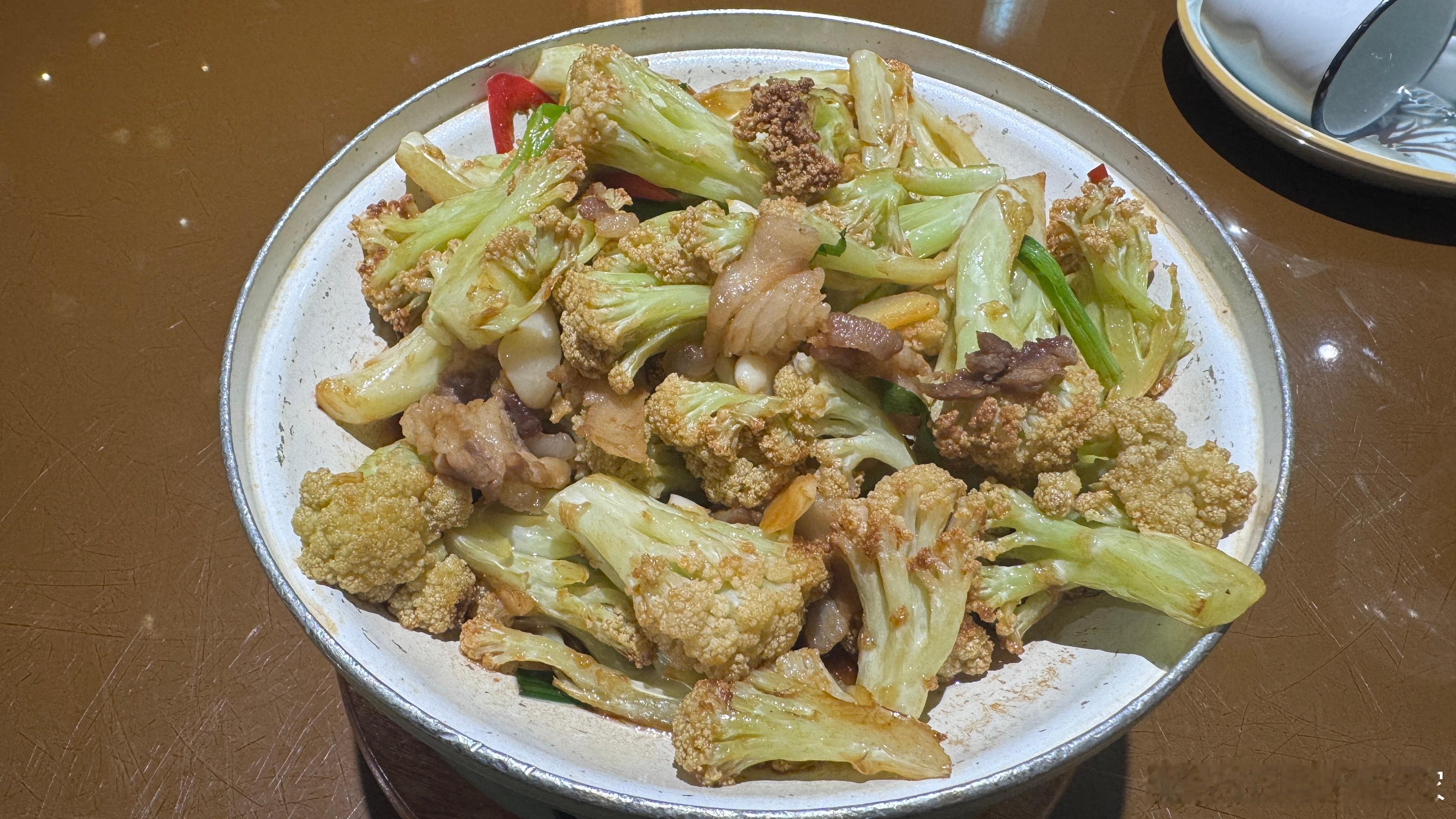乘客在飞机上拍到超清晰UFO我曾经差一点拍到一张飞机的危险接近…我坐擦航正趴窗户