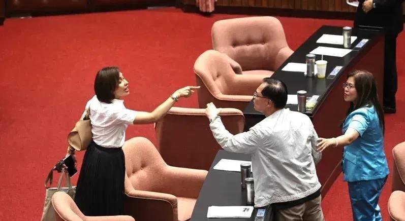 台湾省立法机构昨天处理民众党团提出的重启核三公投案，在国民党团和民众党团联手之下