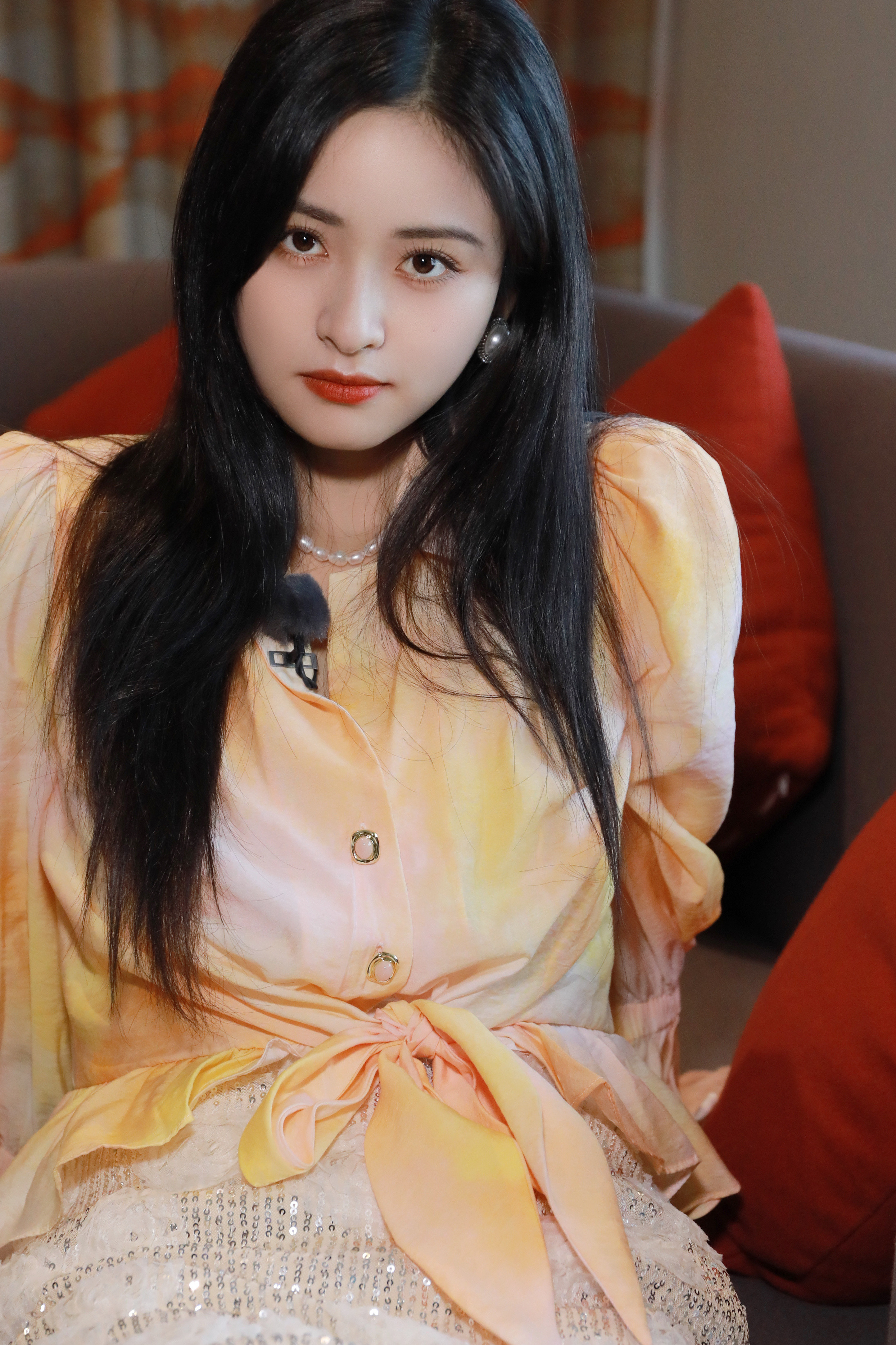 沈月复古造型哇月子的复古造型美成啥了，黑长直大珍珠耳环蛋黄的