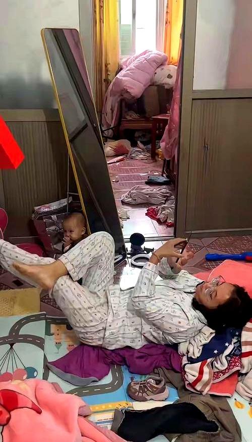 他从民政局台阶上下来时，拧开一瓶水，一口闷下去，像把石头丢回井里。妻子夹着装离