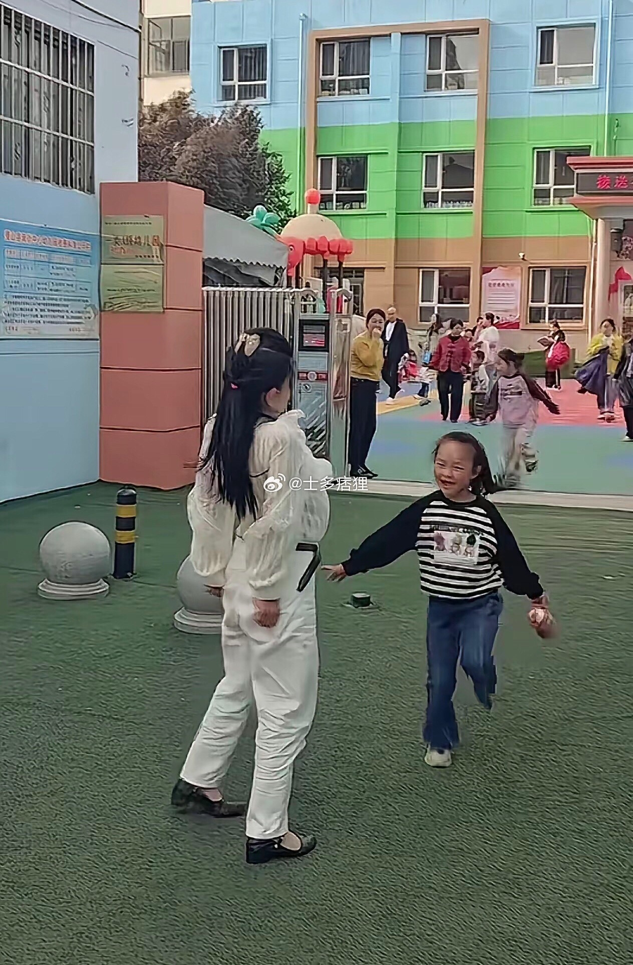 这样的妈妈去学校接孩子丢人吗……