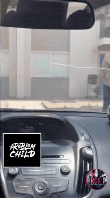 美国犯贱一家亲：黑人儿子砸母亲车窗被弄到寄宿家庭，被打的遍体鳞伤发视频向妈妈道歉