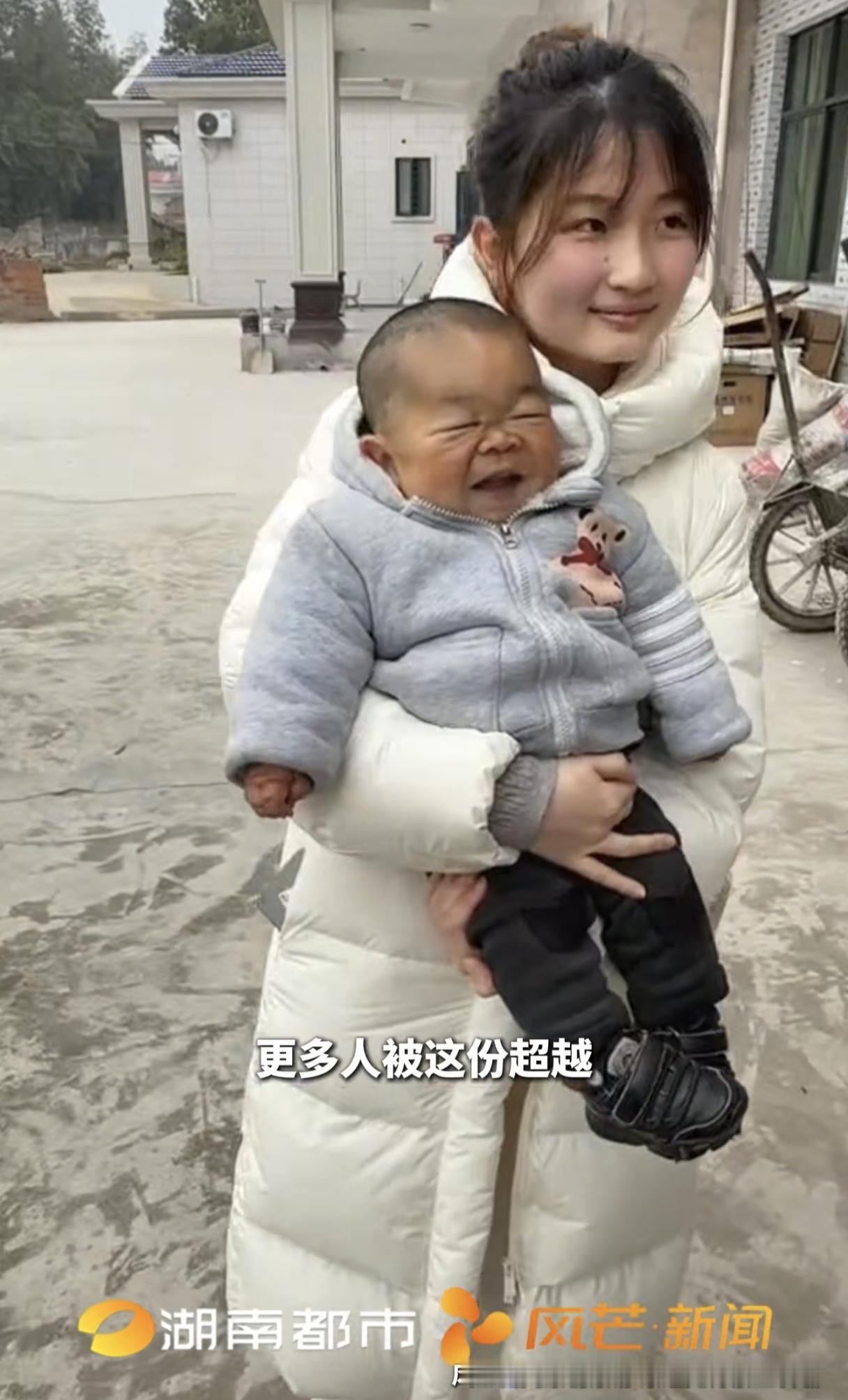 25的哥哥身高仅60厘米，不会走路不会说话，平时主要由患癌的妈妈照顾，妈妈说：“