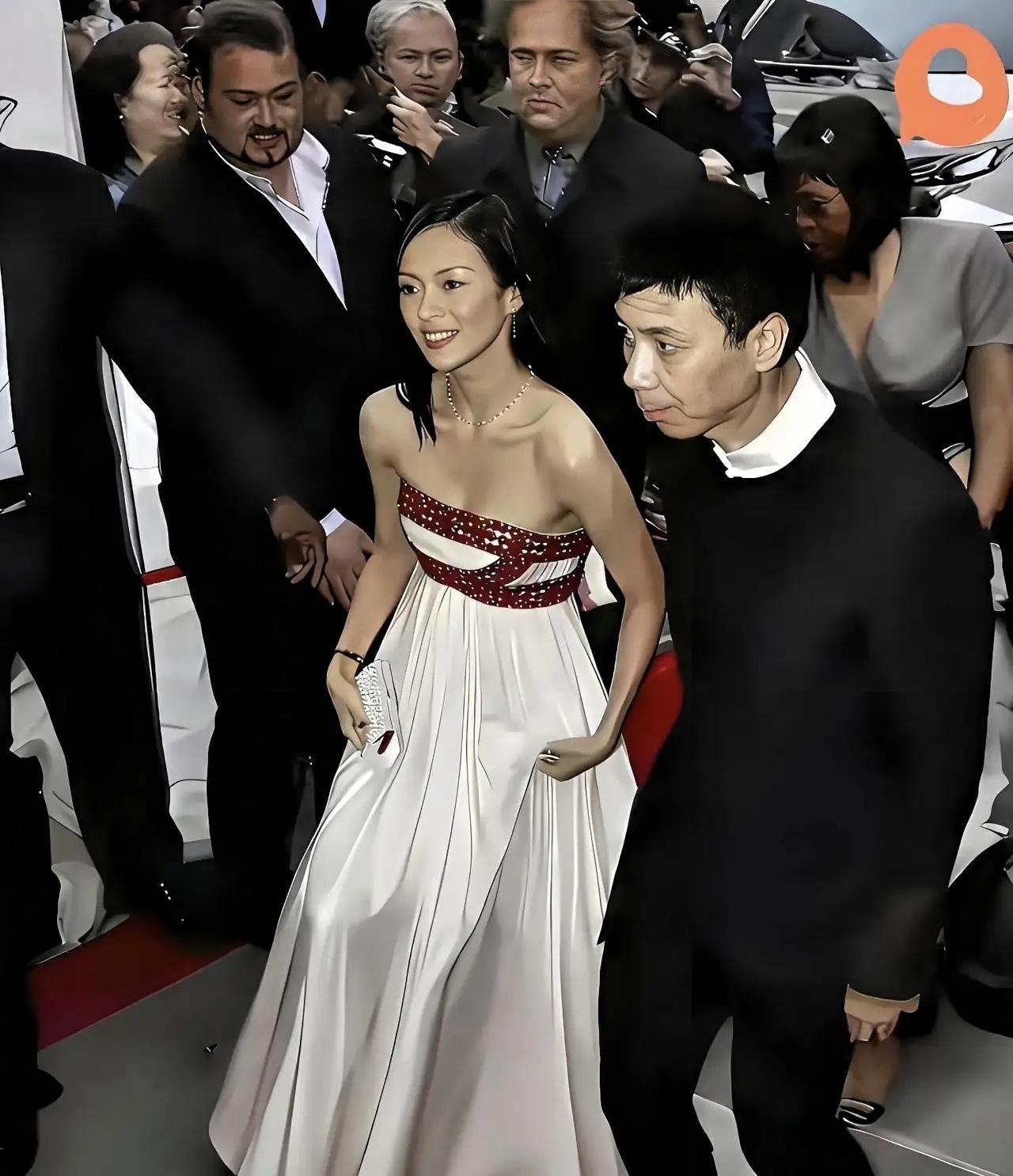 翻出冯小刚年轻时的旧照，老实说，单从外表来看，他确实算不上出众——长相普通，气质