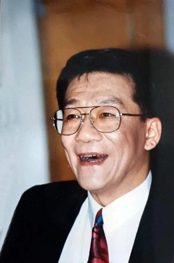 当年，相声大师侯耀文婚内出轨韦唯，抛弃发妻刘彦，在韦唯苦等时他却转身迎娶了年轻漂