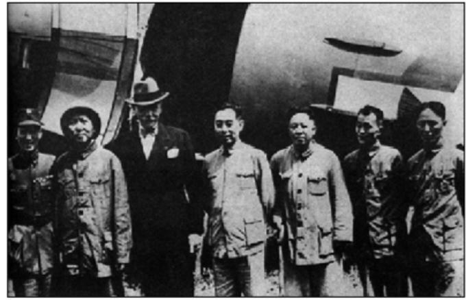 1945年毛泽东赴重庆谈判，身边带着“一虎二龙”，还有个神秘人物“三叔”？