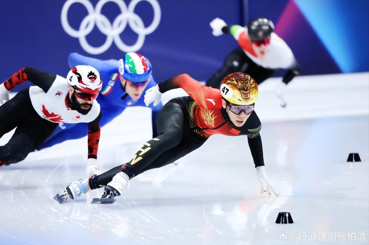短道速滑世锦赛男子1500米1/4决赛，张柏浩小组第二，晋级半决赛。宋桂旭小组第