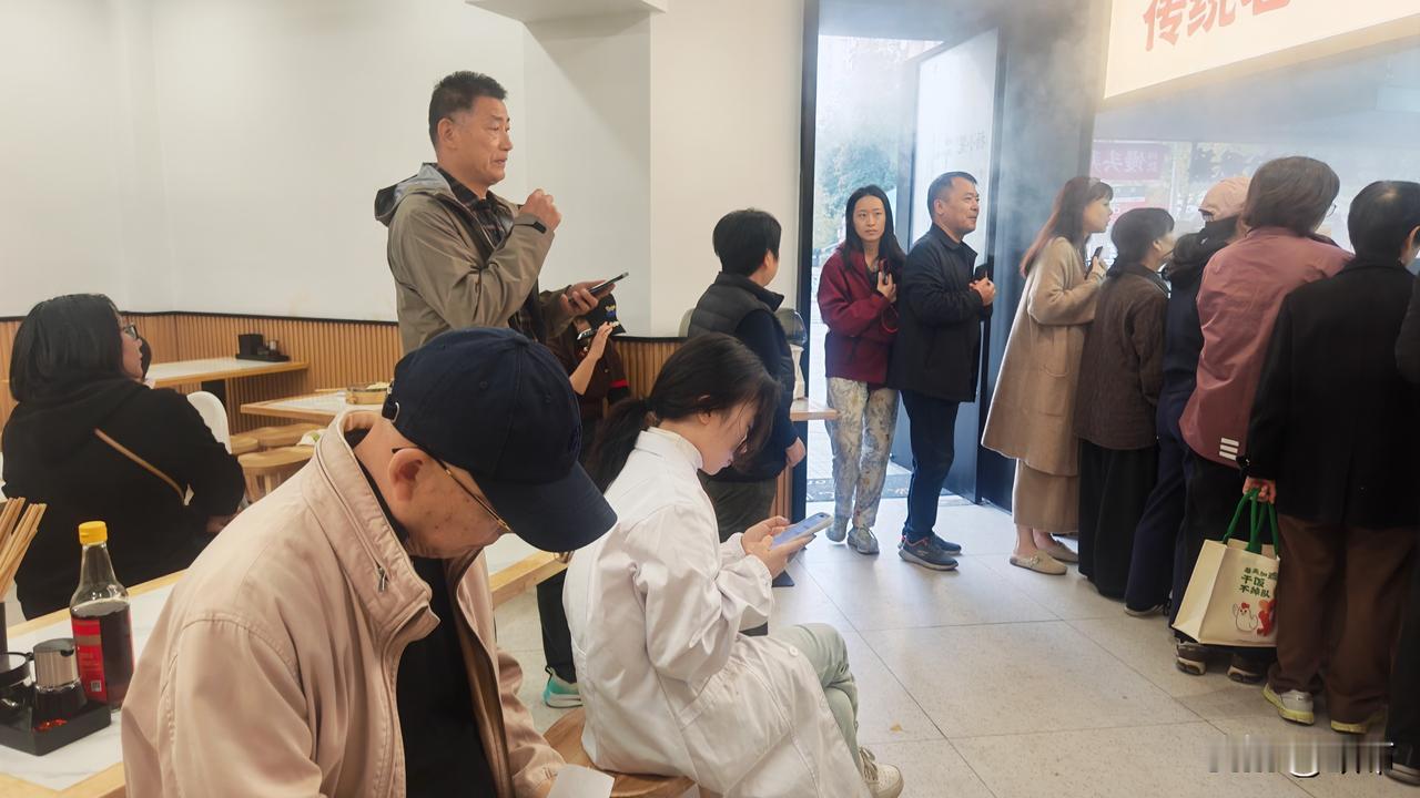 工作中学会变通很重要，这是我打工四天总结出来的。我在包子铺打工专职磨豆浆。包