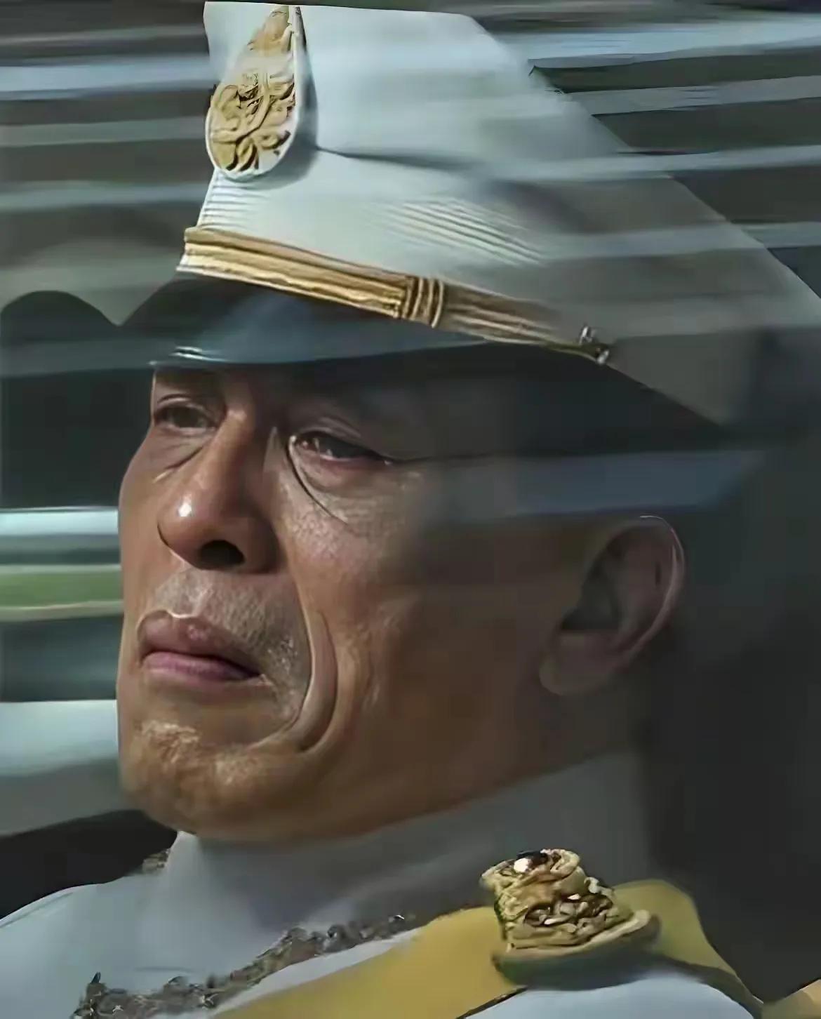 玛哈肉眼可见地痛苦，让人心疼。偌大年纪，泪光盈盈。泰王玛哈一年内痛失两位至亲