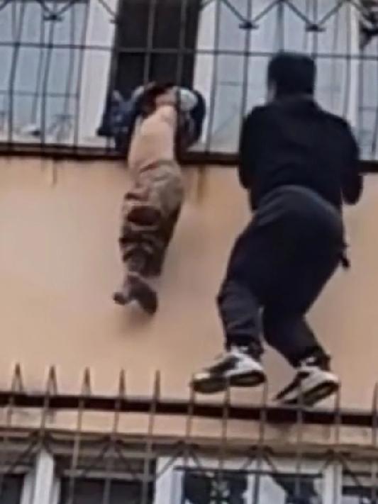 外卖小哥送单时路过小区,恰巧遇到幼童头卡在4楼防盗窗里,外卖小哥见情况危险想都没
