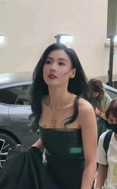 44岁张柏芝颜值“开挂”，三个娃的妈美如未婚少女在娱乐圈这个从不缺美人的名利场