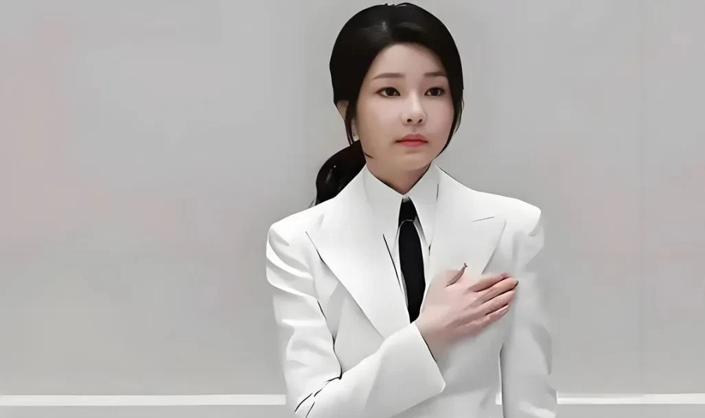 尹锡悦入狱妻子命运堪忧尹锡悦进去了，这消息一出，大家都震