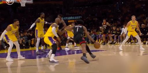 41岁的詹姆斯，被过了！下一秒，整个丰田中心鸦雀无声。对手阿门汤普森拿球就冲