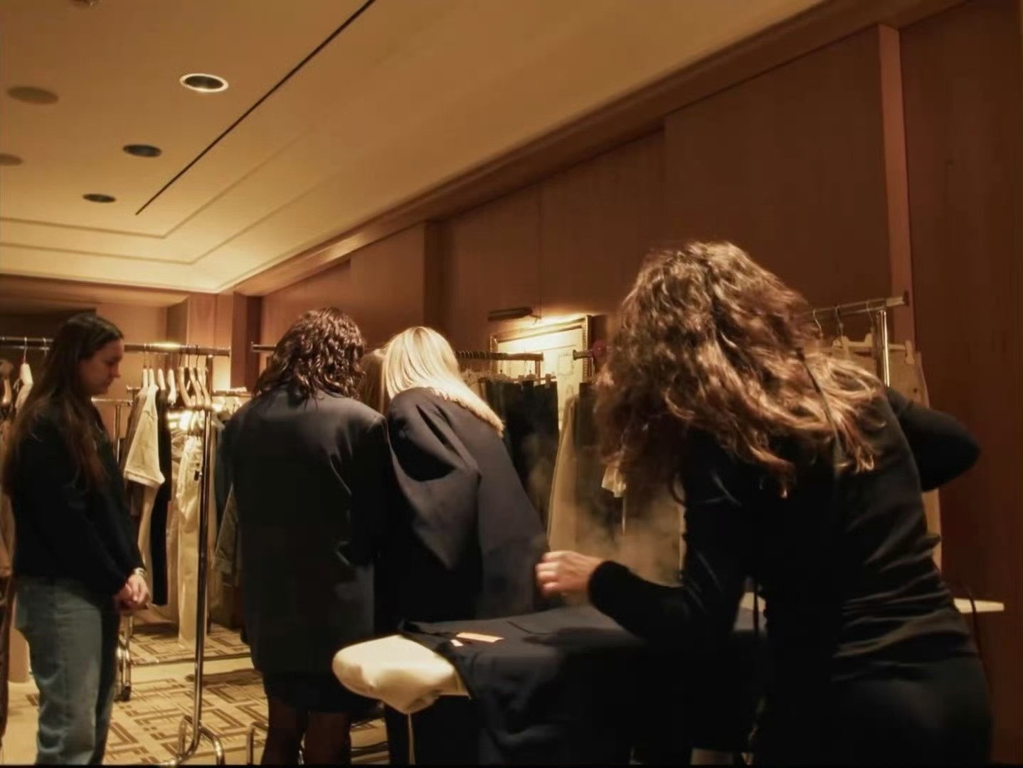 在明星普遍只能高奢给啥穿啥，码子大了用曲别针夹着，鞋码大了也得硬穿，半点意见不能