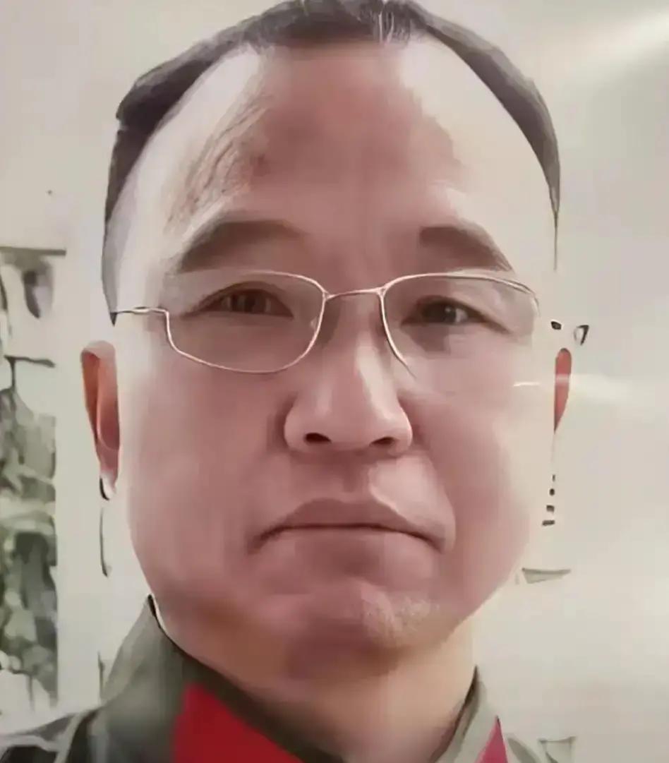 1984年，战士李陶雄中弹牺牲，送葬途中遗体竟两次从车上跌落，护士郑英察觉异样，