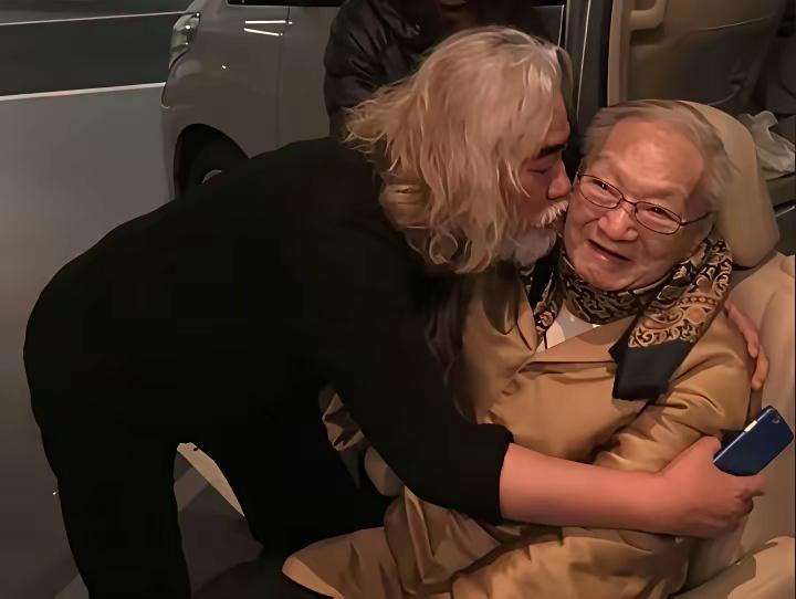 2016年，张纪中参加金庸的寿宴，离别时，给了金庸深深一吻。这是啥举动，如果没