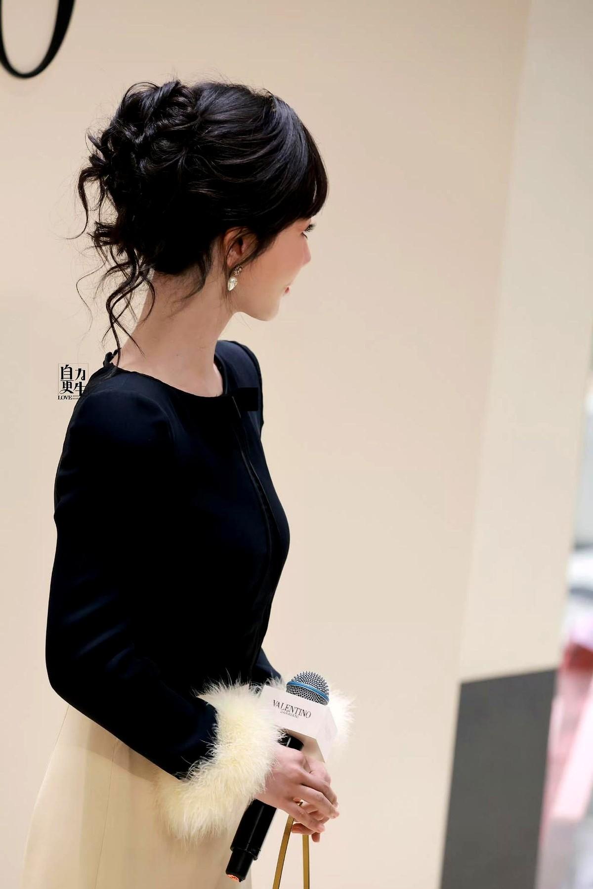 刚刷到了杨紫参加华伦天奴活动，身着二零二六年早春新款。后援会赶紧出来辟谣，其实