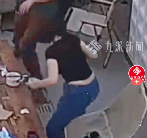 顶级干饭人！树塌了先护碗，陕西这女生把吃饭刻进DNA！近日，陕西咸阳发生一