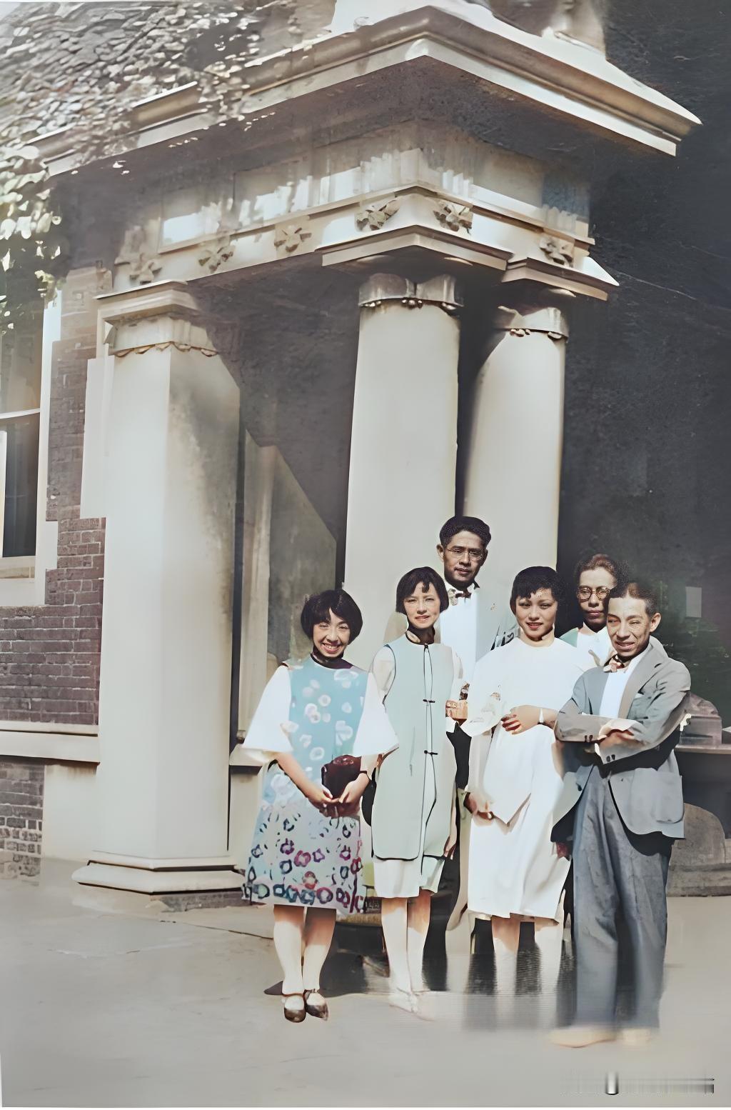 1927年，林徽因与梁思成与友人在宾夕法尼亚大学的合影。合影拍摄时，林徽因虽名义