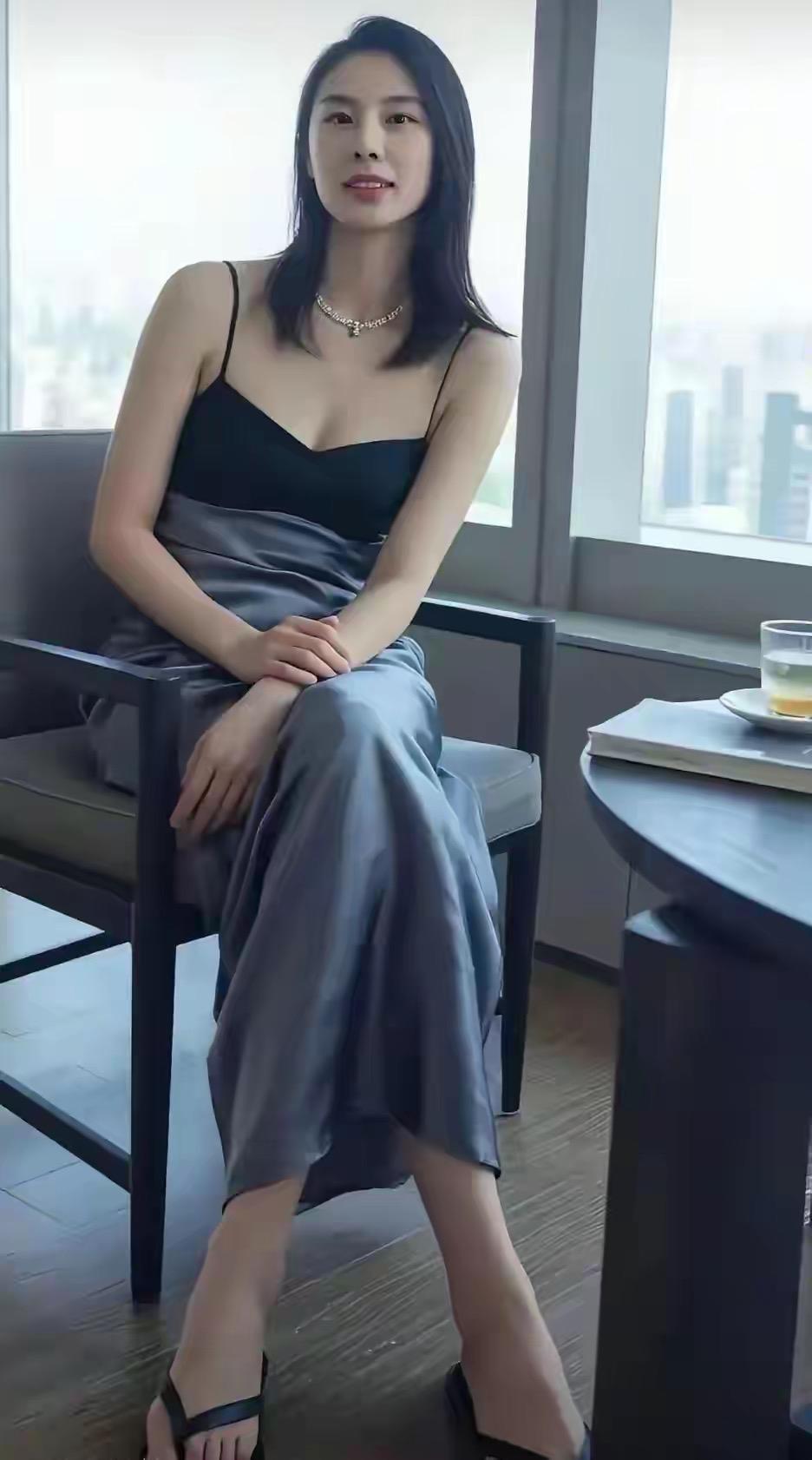 谁说女篮姑娘只能穿运动服？王思雨的时尚写真美到犯规王思雨生活照女篮颜值天花板