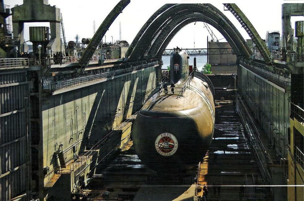 每天认识一件兵器俄罗斯“亚森”级潜艇“亚森”级潜艇是俄罗斯正在建造的新一代攻击