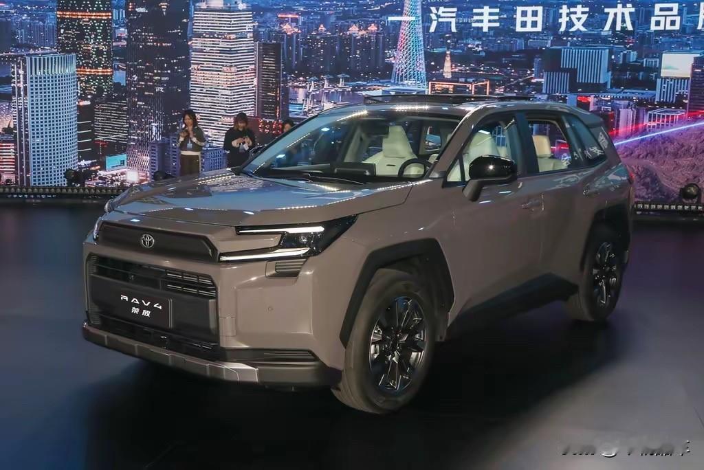 丰田RAV4荣放这次改款真是千呼万唤始出来。2026款进行了重大改款和升级，所有