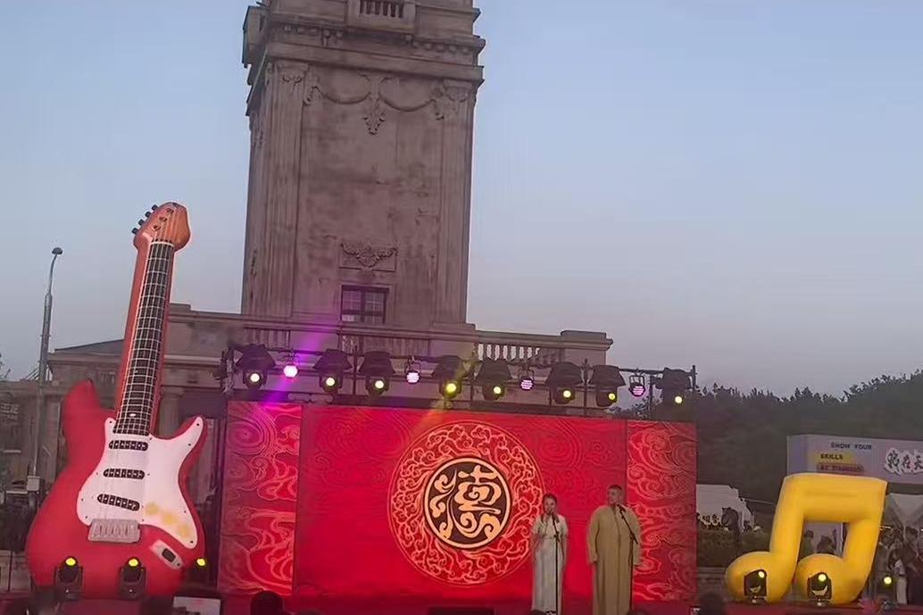 赵芸一天桥撂地，参加公益演出，德云一姐又全网圈粉！德云社赵芸一、孙九香天桥撂地演