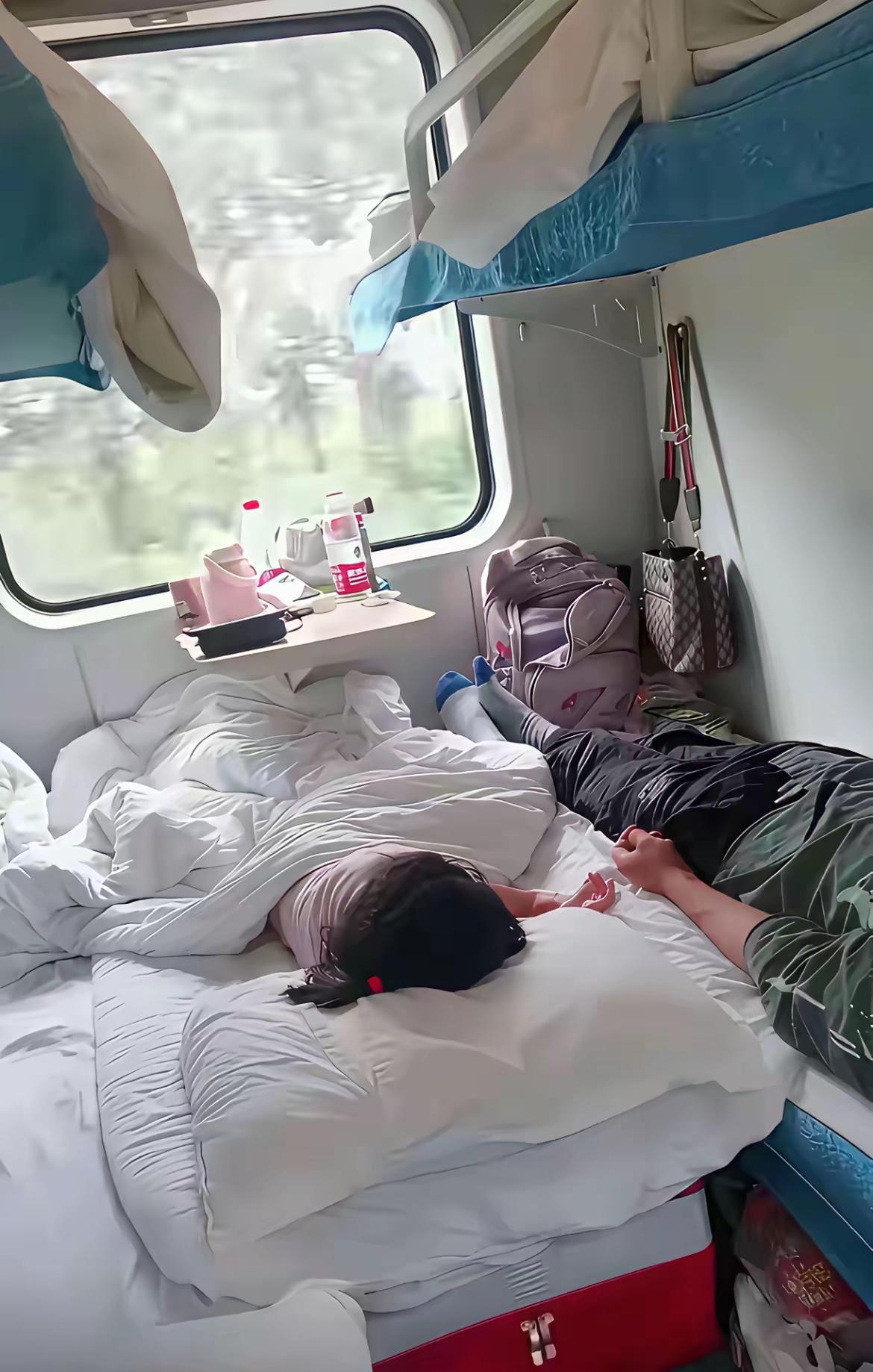 这家人也是厉害了，火车上也能睡上大床房了。
