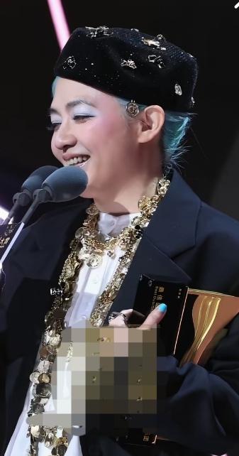 明明长得很漂亮的，却把自己弄的怪眉怪眼的，简直说不出是个啥味道！搞不懂范晓萱