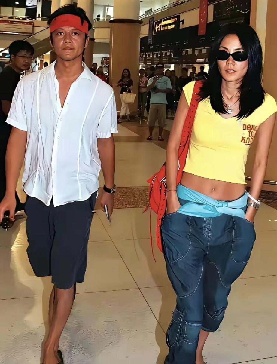 王菲和李亚鹏那时的感情很甜蜜。两人默契到穿搭都要“情侣装”。王菲的造型向来风