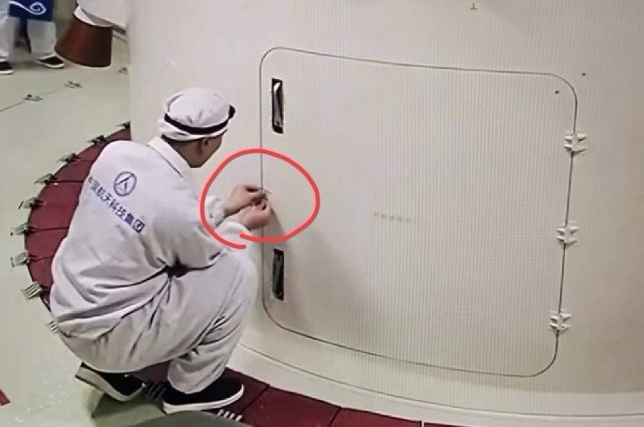 哈哈哈，这次神舟21号发射前，咱们的地面工作人员居然拿了一根普通的细铁丝用来锁整