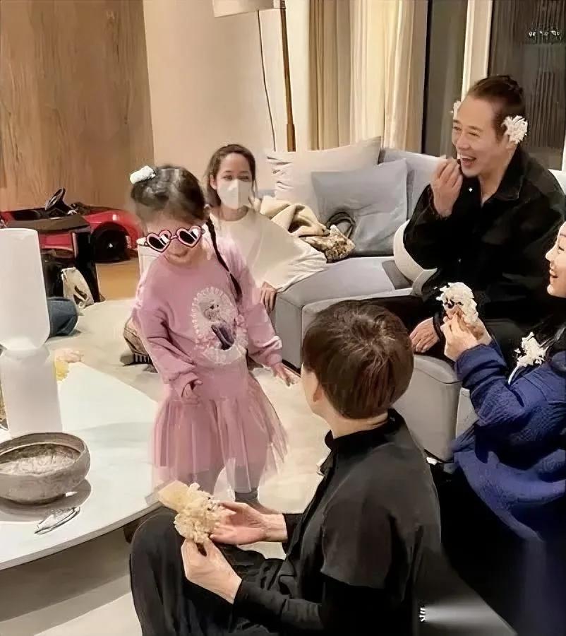 李连杰又上热搜了——这次不是因为电影。是网友说他“逆生长”得有点“不对劲”。