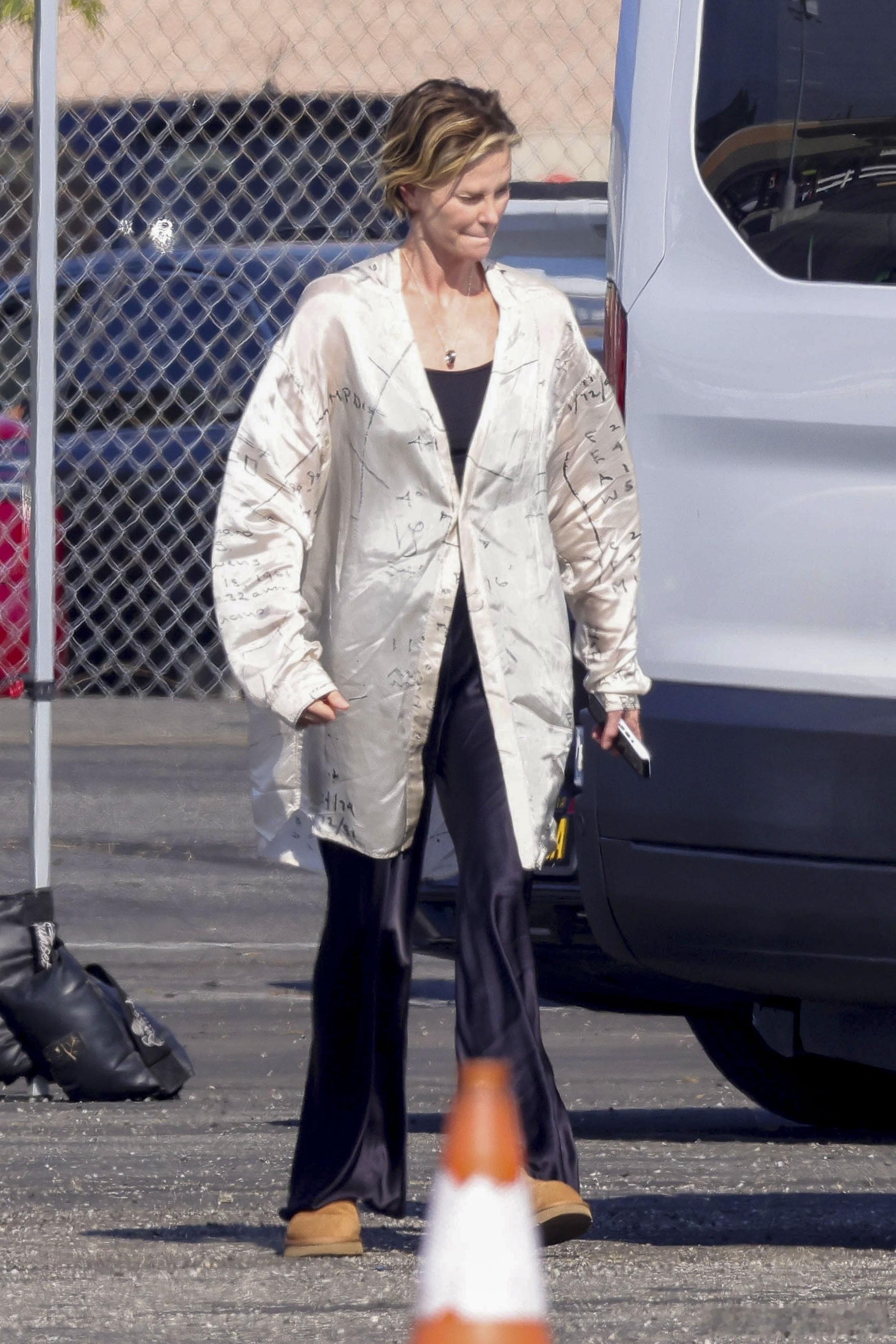 CharlizeTheron查理兹塞隆在洛杉矶为新片《Tyrant》，塞妈穿着
