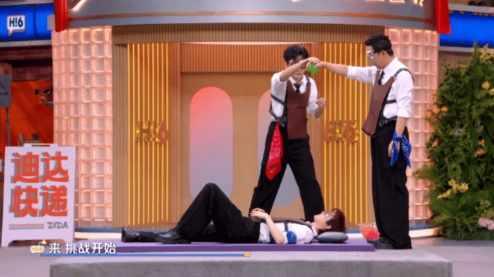 丁程鑫就这样水灵灵地坐起来了丁程鑫就这样被水球击中，然后物理意义上的“水灵灵”